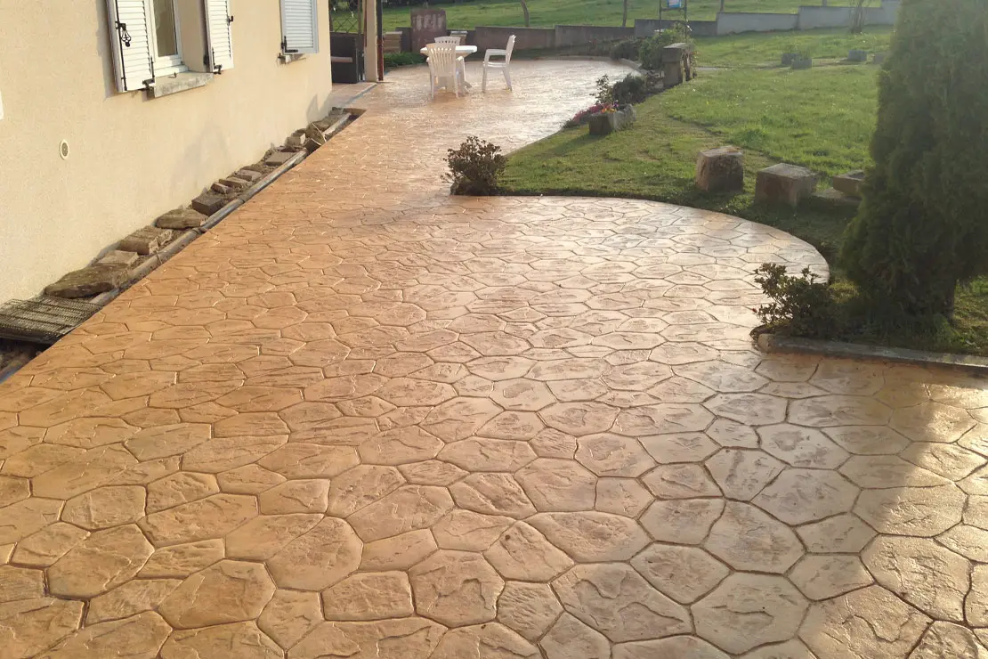 Jardin avec revêtement en béton imprimé Jardin avec revêtement en béton imprimé